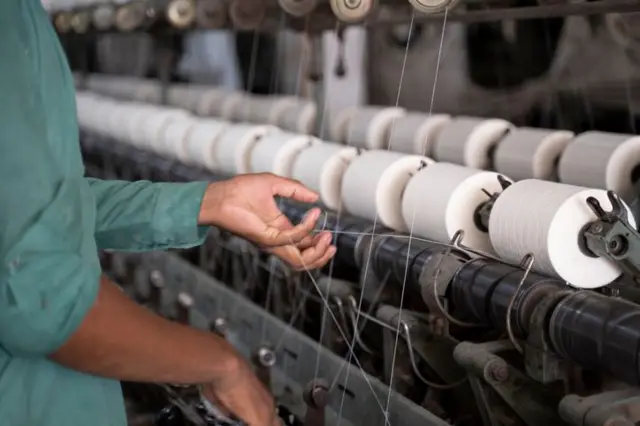 তৈরি পোশাকের প্রধান কাঁচামাল তুলা ও সুতা উৎপাদন হয় পাকিস্তানে