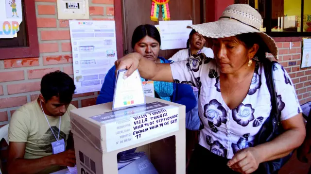 Elecciones en Bolivia: 3 factores que explican por qué el país podría ir por primera vez a segunda vuelta en las presidenciales - BBC News Mundo