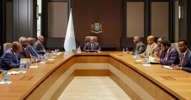 Korneyl Mufaddal ayaa Maxaxweynaha Soomaaliya soo gaarsiiyey dhambaal uu ka siday Guddoomiyaha Golaha kumeel gaarka ah ee dalka Suudaan, Cabdifitaax Al-Burhan.