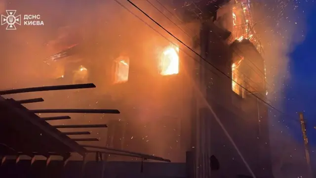 पछिल्लो रुसी हवाई हमलाको मारमा किएभको एक घर