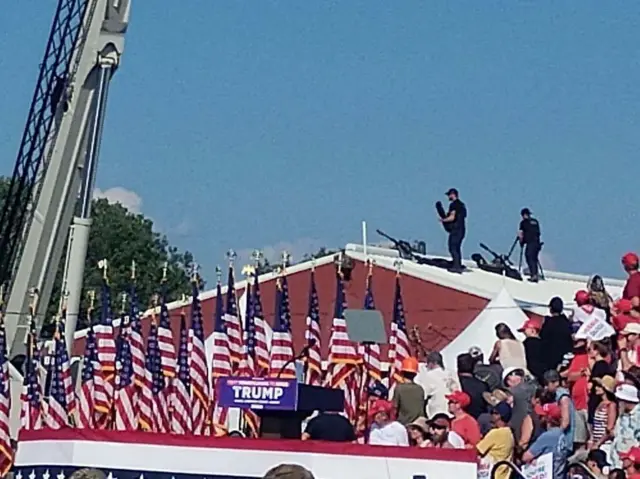 Francotiradores en los tejados del mitin de Trump tras los disparos.