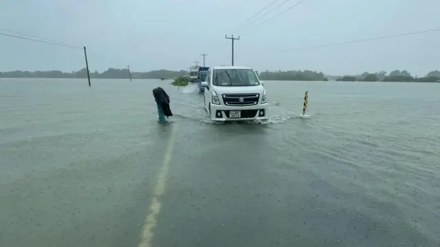 මුලතිව්, වාට්ටුවකාල් පාලම ජලයෙන් යටවී ඇති අයුරු 