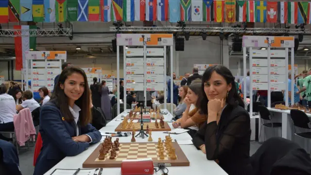 دیدار میترا حجازی‌پور (راست) از فرانسه با سارا خادم‌الشریعه از اسپانیا در مسابقات قهرمانی اروپا