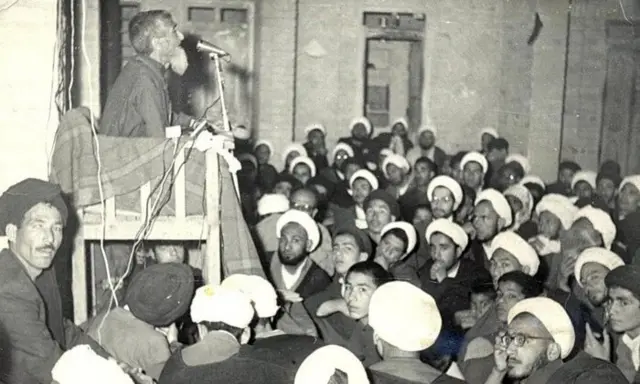 اعتراض‌ به پوشیدن «کلاه شاپو» برای مردان در سال ۱۳۱۴ در پی درخواست روحانیون از جمله شیخ محمدتقی بهلول رخ داد