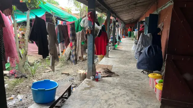 राजधानी इम्फाळमधल्या शाळेत उभारलेली एक निर्वासितांची छावणी