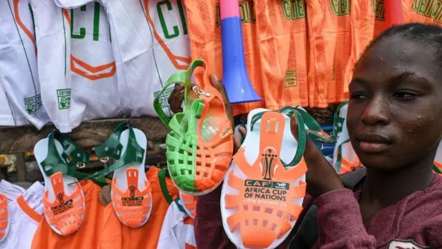  Wani mai sayar da takalma  da rigunan ‘yan wasa kwallon kafar Ivory Coast