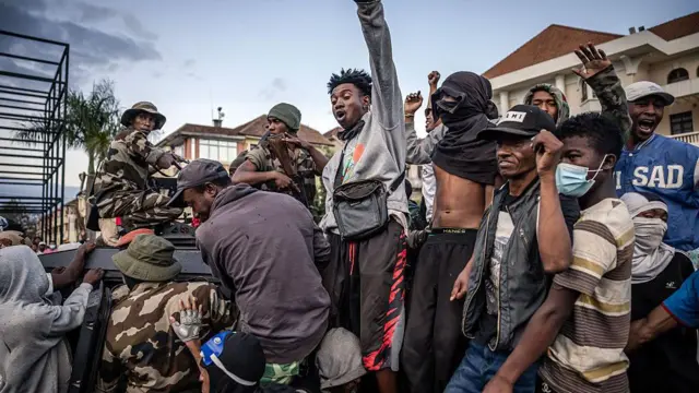Malagasy pipo arrive at di to City Hall to calling for di resignation of President Andry Rajoelina in Antananarivo