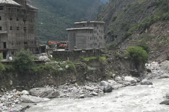 गत वर्ष असारमा ल्होन्देखोलामा आएको बढीले क्षति पुर्‍याएपछि जोखिममा रहेको रसुवागढीको एकीकृत भन्सार तथा सुरक्षा भवन
