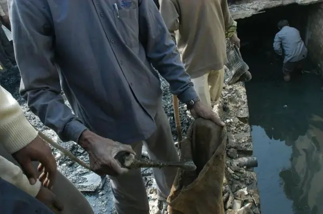 मोनिंदर सिंह पंढेरच्या घराजवळील नाल्यात मानवी हाडं सापडली होती.