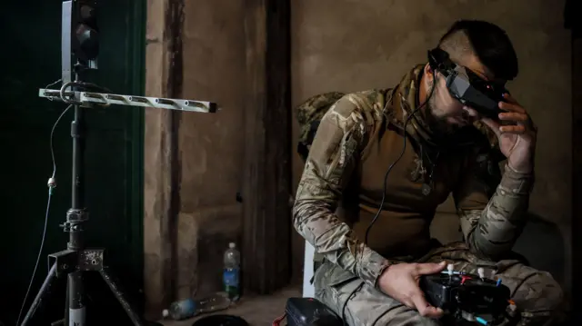Украинский военный с пультом для управления дроном