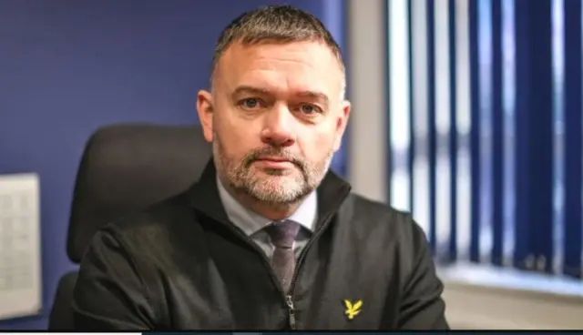 ڈیٹیکٹو انسپکٹر جیمز کیلینڈر نے بطور سینئر تفتیشی افسر پیج کے قتل کے کیس کی تفتیش کی