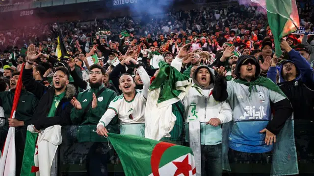 جماهير الجزائر تُظهر دعمها خلال المباراة الودية بين الجزائر وأوروغواي. مارس/ آذار 2026