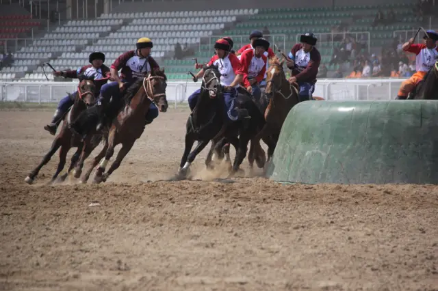 Москва жана Красноярск командасынын оюну. Улакты Москванын оюнчусу Айдос Джокаев такымында басып жүрөт