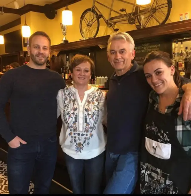 Nataša sa suprugom i odraslom decom u Americi