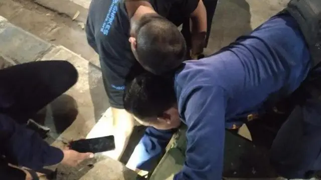 HP masuk selokan, warga Cibinong Bogor meminta pertolongan petugas Damkar.