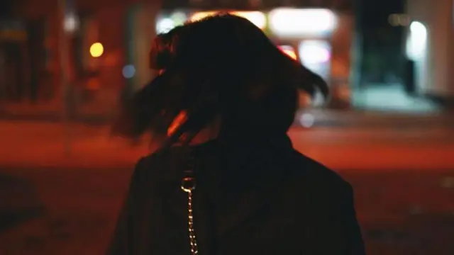 చీకటిలో మహిళ