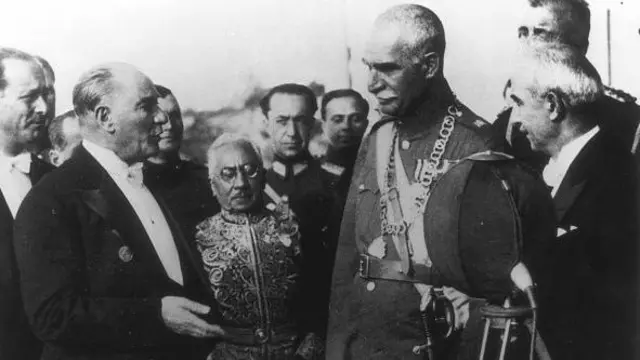İran ve Türkiye'nin liderleri, Rıza Şah ve Mustafa Kemal Atatürk Ankara'da siyah beyaz fotoğrafta karşılıklı duruyorlar - 27 Haziran 1934