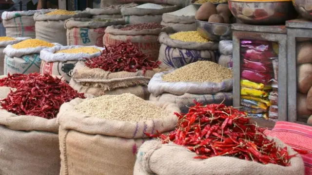 किराना पसलमा राखिएका सामग्री 