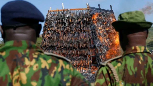 Wasu sojoji biyu sun juya yayin da ake kona makamai