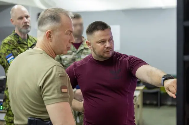 Командующий десантно-штурмовыми войсками ВСУ генерал-майор Олег Апостол (справа) и главком ВСУ Александр Сырский