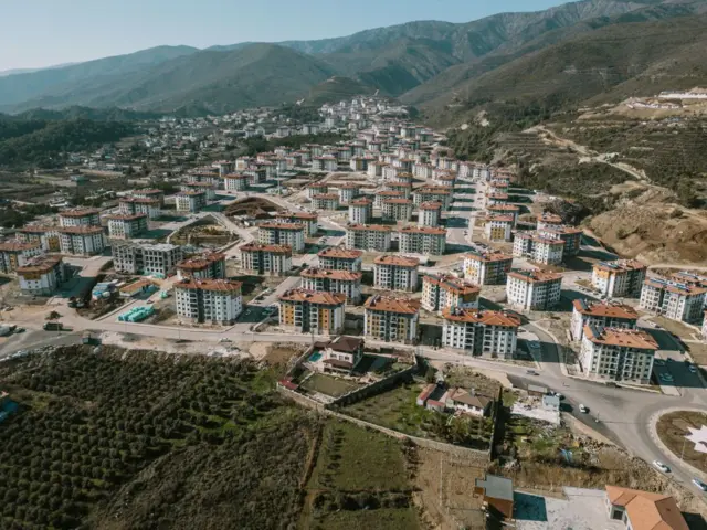 Antakya'da, 2025 yılında çekilen fotoğrafta onlarca TOKİ apartmanı inşaatı görülüyor.