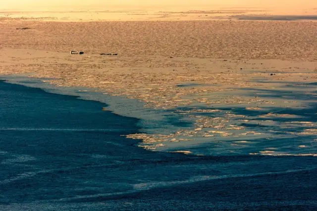 Гренландиянын жээгинен баштап Шотландияга чейин деңизде суунун алдында жүрүүчү кемелерди аныктай алган датчиктер орнотулган.