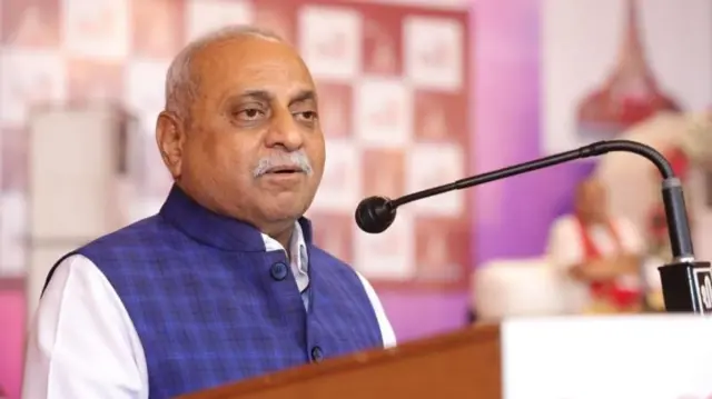 ગુજરાત સ્થાનિક સ્વરાજ્યની ચૂંટણી, ભાજપના ઉમેદવારો બિનહરીફ કેમ ચૂંટણી જીતી રહ્યા છે, મિનિ વિધાનસભા ચૂંટણી, ઉમેદવાર બિનહરીફ જાહેર થાય તો શું થાય, મ્યુનિસિપલ કૉર્પોરેશન, જિલ્લા પંચાયત, તાલુકા પંચાયતની ચૂંટણી.