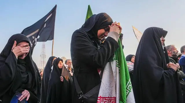 तेहरान में 9 मार्च 2026 को नए सुप्रीम लीडर मोजतबा ख़ामेनेई के समर्थन में जुटे लोग