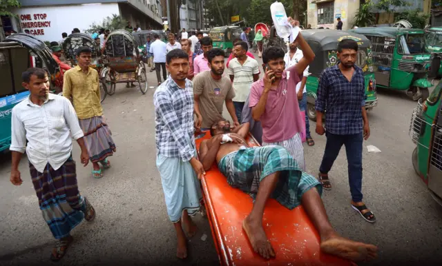 কমপ্লিট শাটডাউন কর্মসূচির কারণে সারাদেশের হাসপাতালগুলোতে চিকিৎসা সেবা নিতে গিয়ে ভোগান্তিতে পড়েন রোগীরা