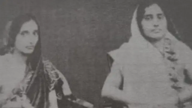 दुर्गा भाभी (डावीकडे)