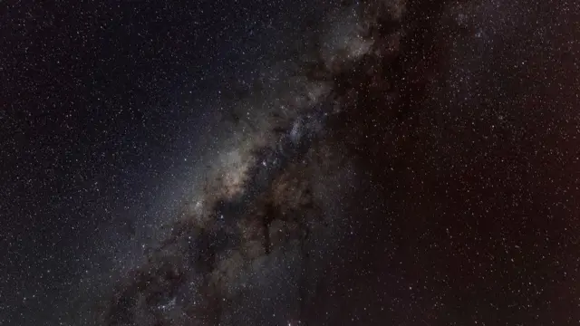 Existe um centro no Universo? Por que essa questão científica desafia os limites da nossa imaginação 4 Imagem da Via Láctea capturada no deserto de Atacama, no Chile.