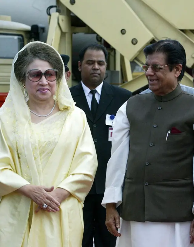 ২০০৬ সালের ২০শে মার্চ খালেদা জিয়া ভারতের নয়াদিল্লির ইন্দিরা গান্ধী আন্তর্জাতিক বিমানবন্দরে পৌঁছালে ভারতের পররাষ্ট্র প্রতিমন্ত্রী ই. আহমেদতাকে স্বাগত জানান। তিন দিনের সরকারি সফরে ভারতে যান তিনি।