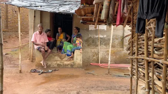 प्रशासन आमच्याकडे कायम दुर्लक्ष करत असल्याची खंत स्थानिकांनी व्यक्त केली.