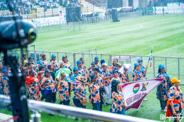 Workers gather to commemorate dia day