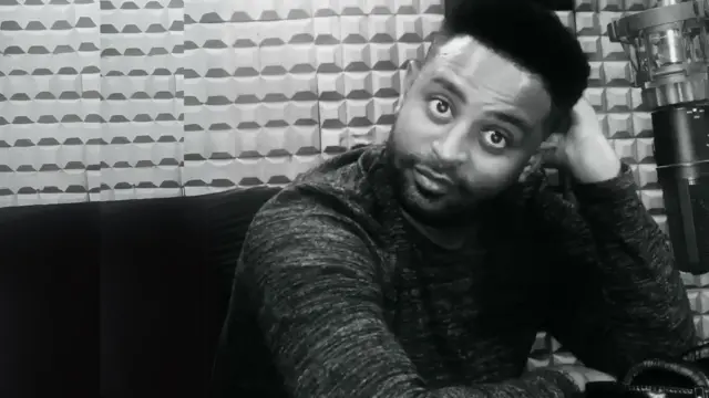 ጋዜጠኛ ዮናስ ገብሩ ኣብ ስቱድዮ ኤም ኤም መቐለ 104.4