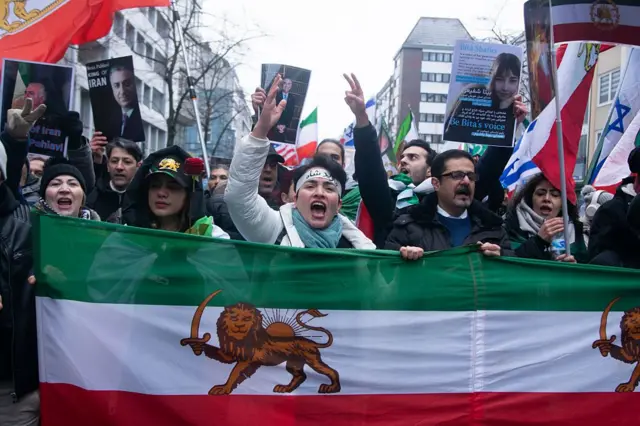 صدها نفر در اعتراض به دولت ایران و با درخواست تغییر رژیم در شهر دوسلدورفِ آلمان راهپیمایی کردند (۲۰ دی/۱۰ ژانویه)