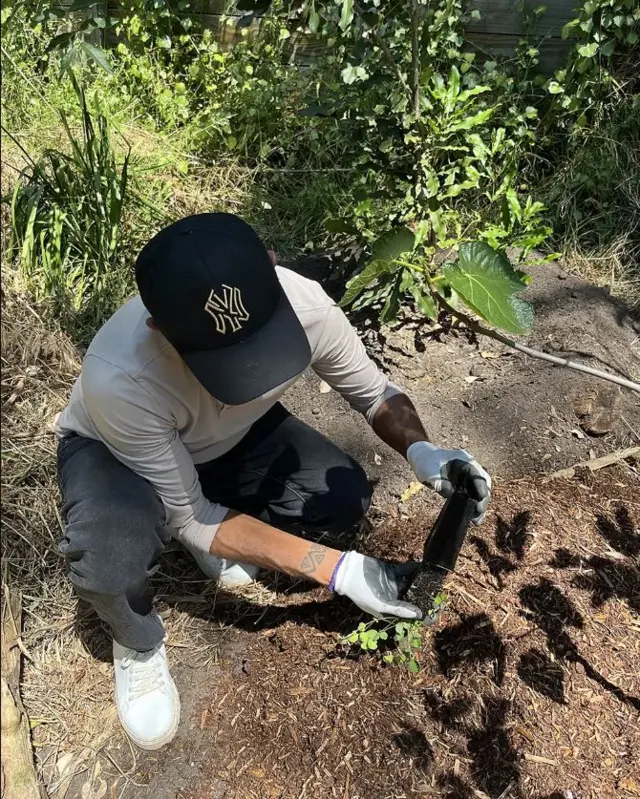 Prljanje ruku blatom 