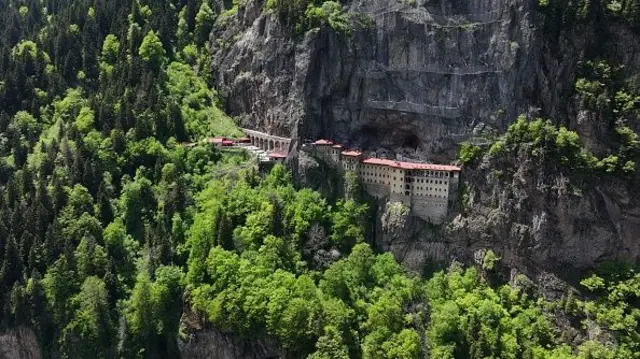 Sümela Manastırı tepeden görülüyor etrafı ağaçlarla kaplı bir uçurumda konumlanmış. 
