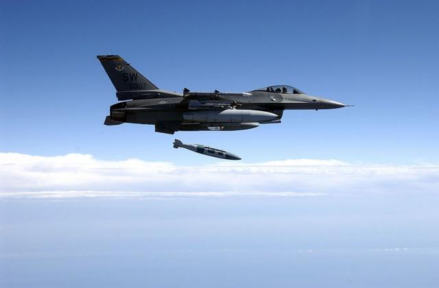 F-16 сбрасывает планирующую авиабомбу 