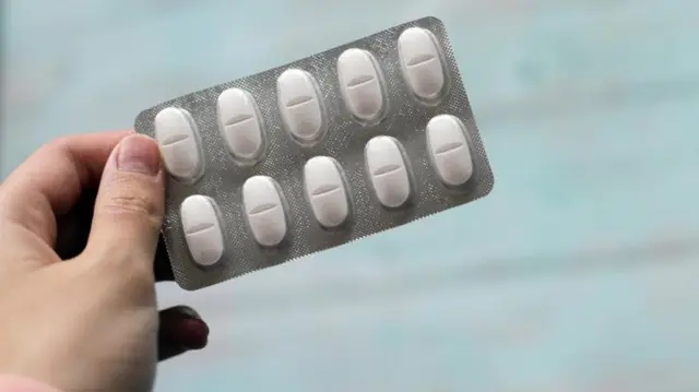 Mão segurando cartelaestrelabet baixarparacetamol