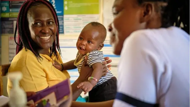 Foto of one mama and her pikin for one health clinic