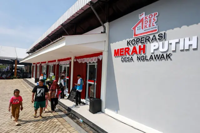 Warga membeli kebutuhan bahan pokok saat peresmian Koperasi Desa/Kelurahan Merah Putih (KDMP/KKMP) oleh Presiden Prabowo Subianto di Nglawak, Nganjuk, Jawa Timur, Sabtu (16/05).
