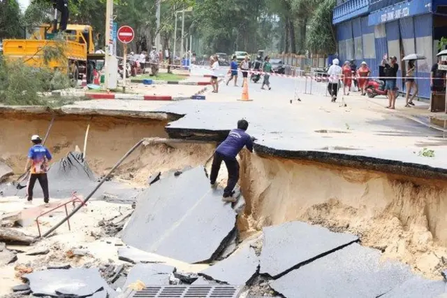 သြဂုတ် ၂၃ ရက် မိုးသည်းထန်လို့ ဖူးခက်မြေပြိုတဲ့ အခြေအနေ