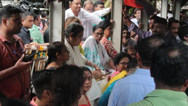 चुनाव बाद की हिंसा के विरोध में ममता ने मंगलवार को धरना दिया 