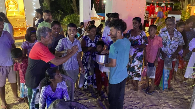 රාත්රී දානය ලබා ගැනීම සඳහා ගම්වැසියන් පැමිණ සිටින අයුරු