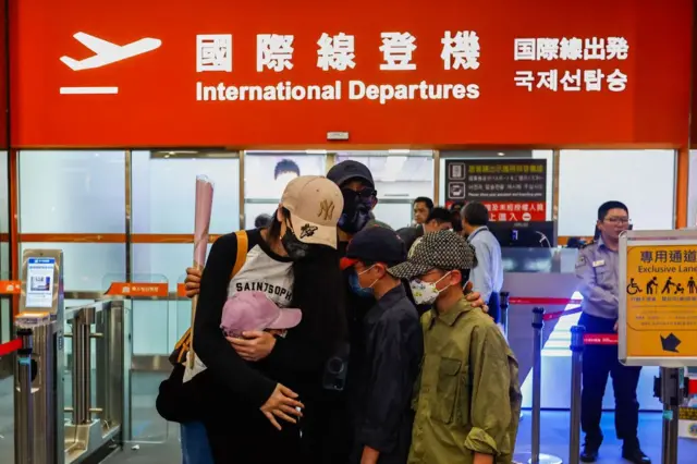 台湾一名“陆配”刘振亚（亚亚）被台湾政府认定在台散播战争言论因此撤销她的居留权要求她离境，她在松山机场与孩子分别画面。