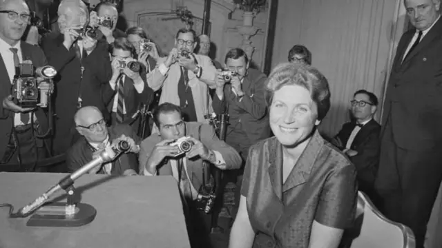 ਸਵੇਤਲਾਨਾ ਅਲੀਲੁਯੇਵਾ ਪੱਤਰਕਾਰਾਂ ਨਾਲ ਗੱਲਬਾਤ ਦੌਰਾਨ
