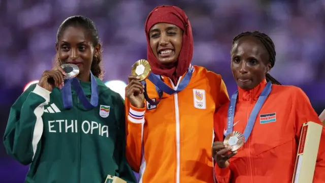 シファン・ハッサン選手（中）