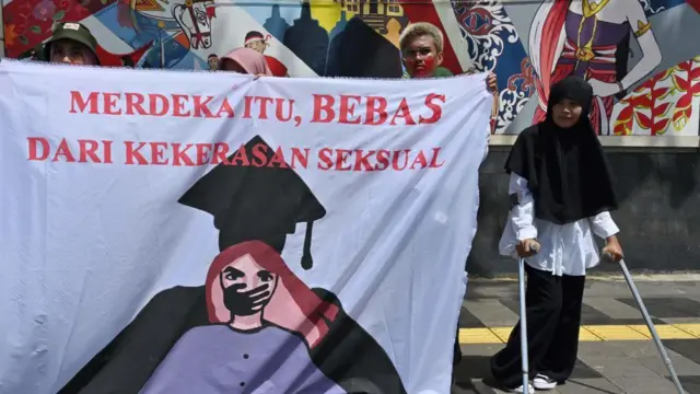 Sejumlah aktivis dari gerakan anti-kekerasan perempuan memegang spanduk bertuliskan "kebebasan bebas dari kekerasan seksual" di depan kantor Kementerian Pendidikan dan Kebudayaan di Jakarta pada 10 Februari 2020.