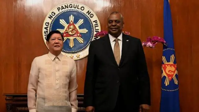 ফিলিপিনের প্রেসিডেন্টের সঙ্গে মার্কিন প্রতিরক্ষামন্ত্রী।